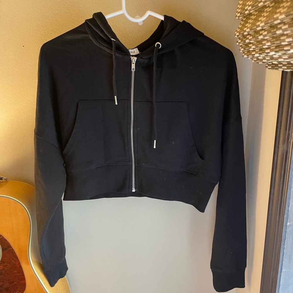 Teen’s black crop sweatshirt size L